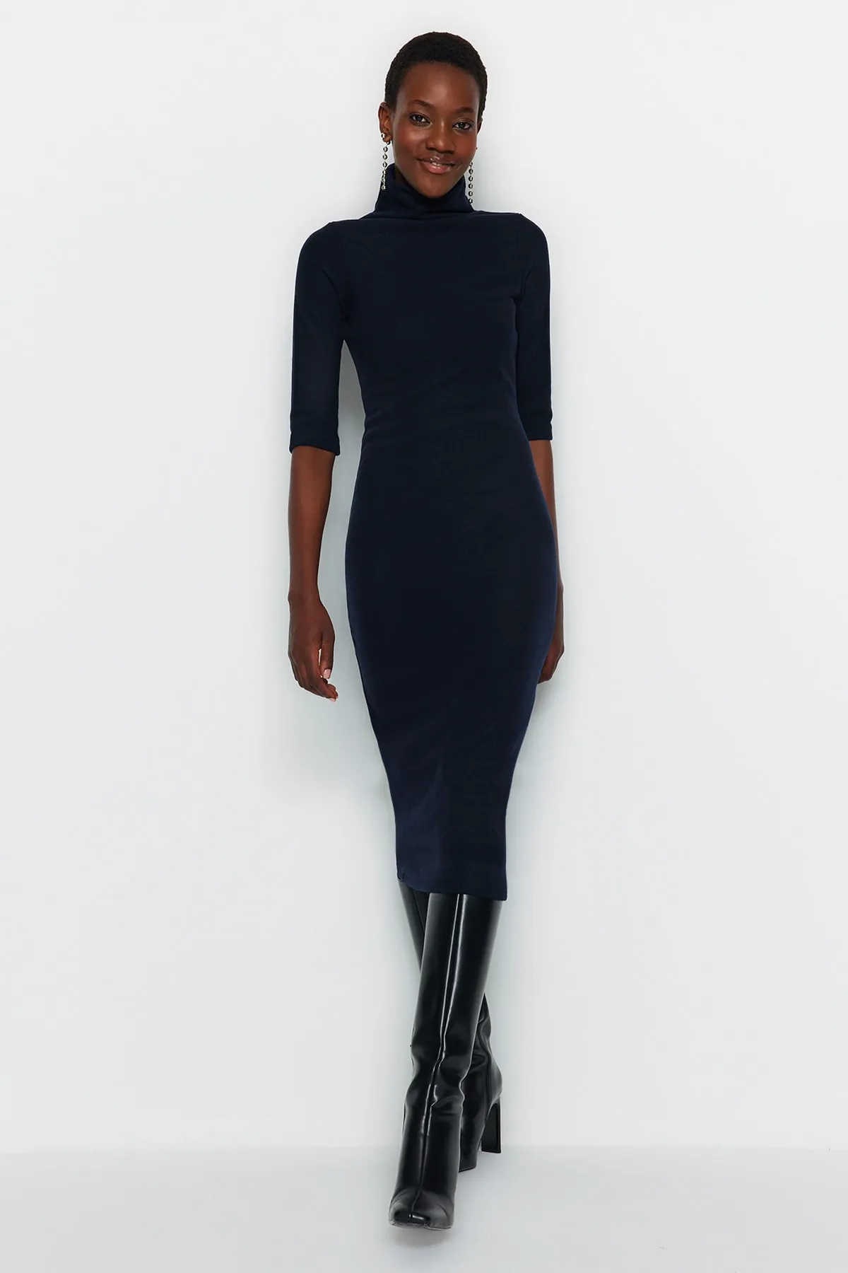 Trendyol Collection  Marineblaues, figurbetontes Strickkleid im Thessaloniki-/Strickwaren-Look mit weicher Oberfläche TWOAW24EL00150