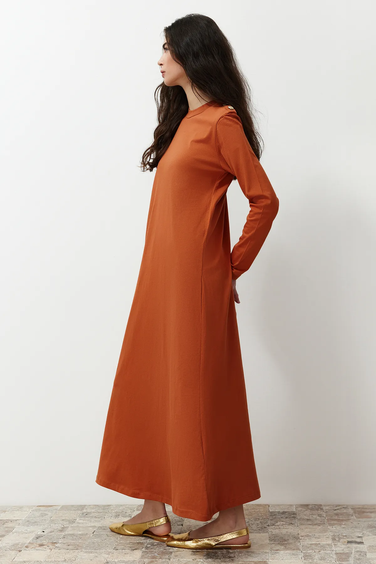 Trendyol Modest  Detailliertes Strickkleid mit Zimt-Schulterknopf TCTSS23EB00291