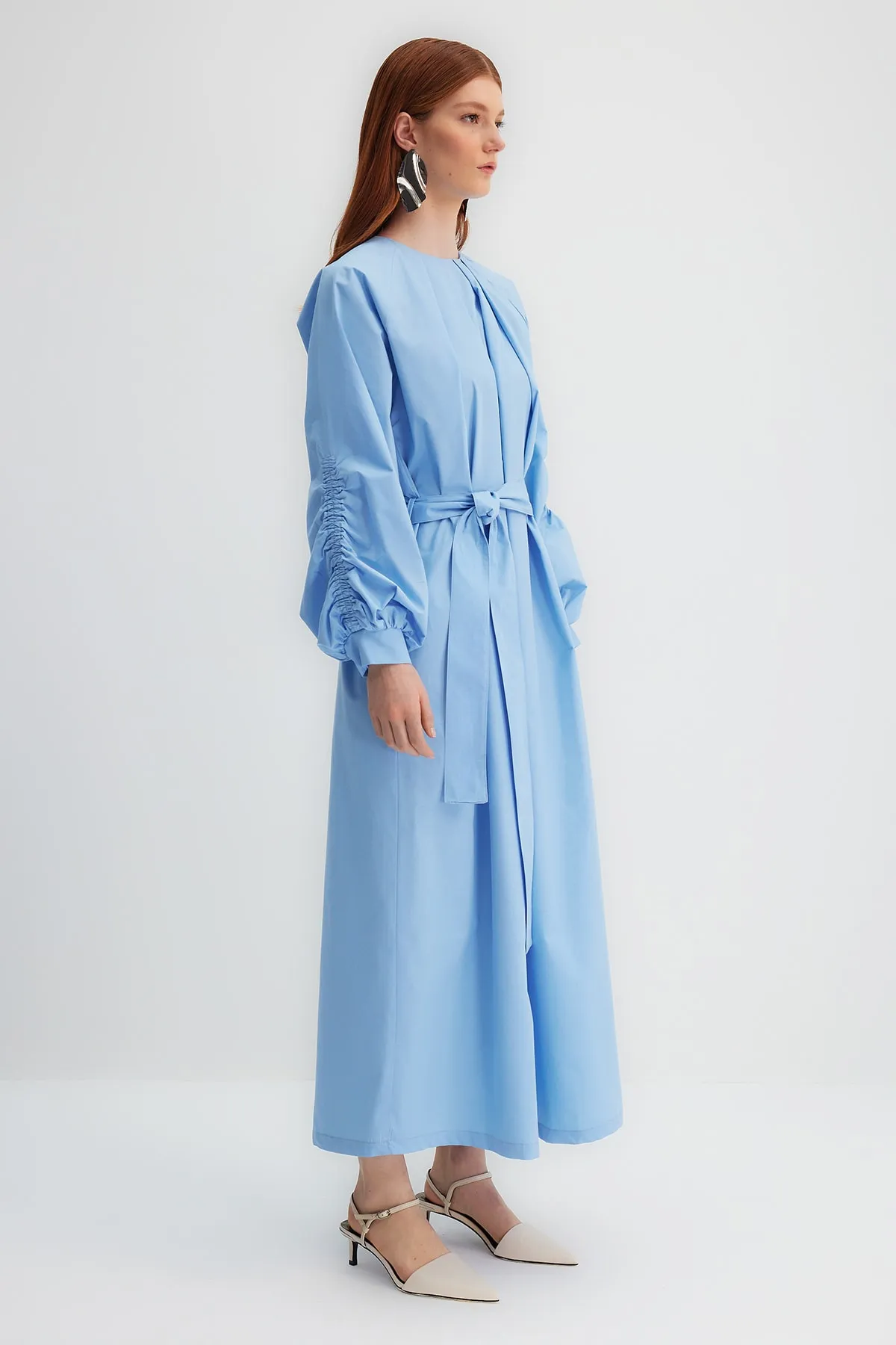 Trendyol Modest  X Kevser Sarıoglu Blaues gewebtes Kleid mit Gürtelkragen, Faltendetails an den Ärmeln und gerafften Ärmeln TCLSS23EB00010