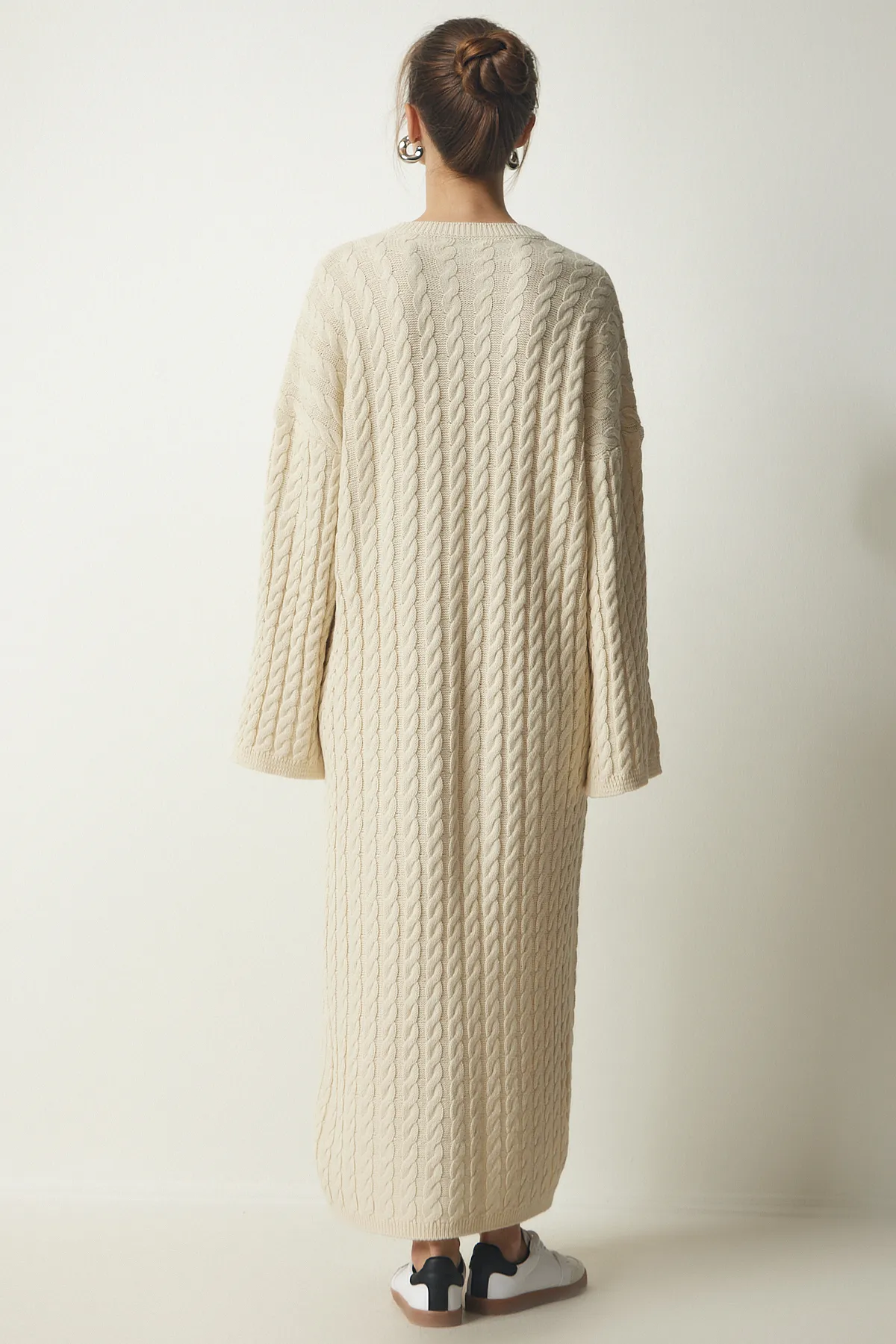 Happiness İstanbul  Cremefarbenes gestricktes, detailliertes, dickes Oversize-Strickkleid für Damen YY00184
