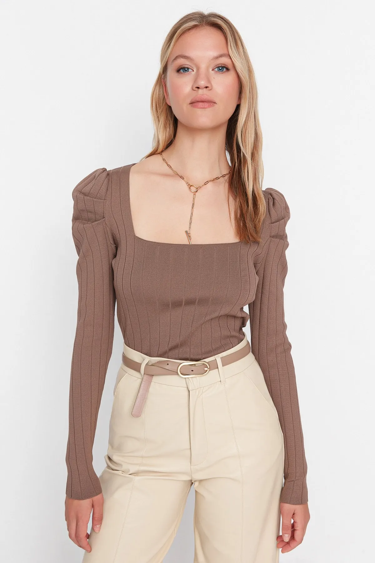 Trendyol Collection  Nerzfarbener Strickpullover mit gerafftem, quadratischem Kragen TWOAW21KZ0649