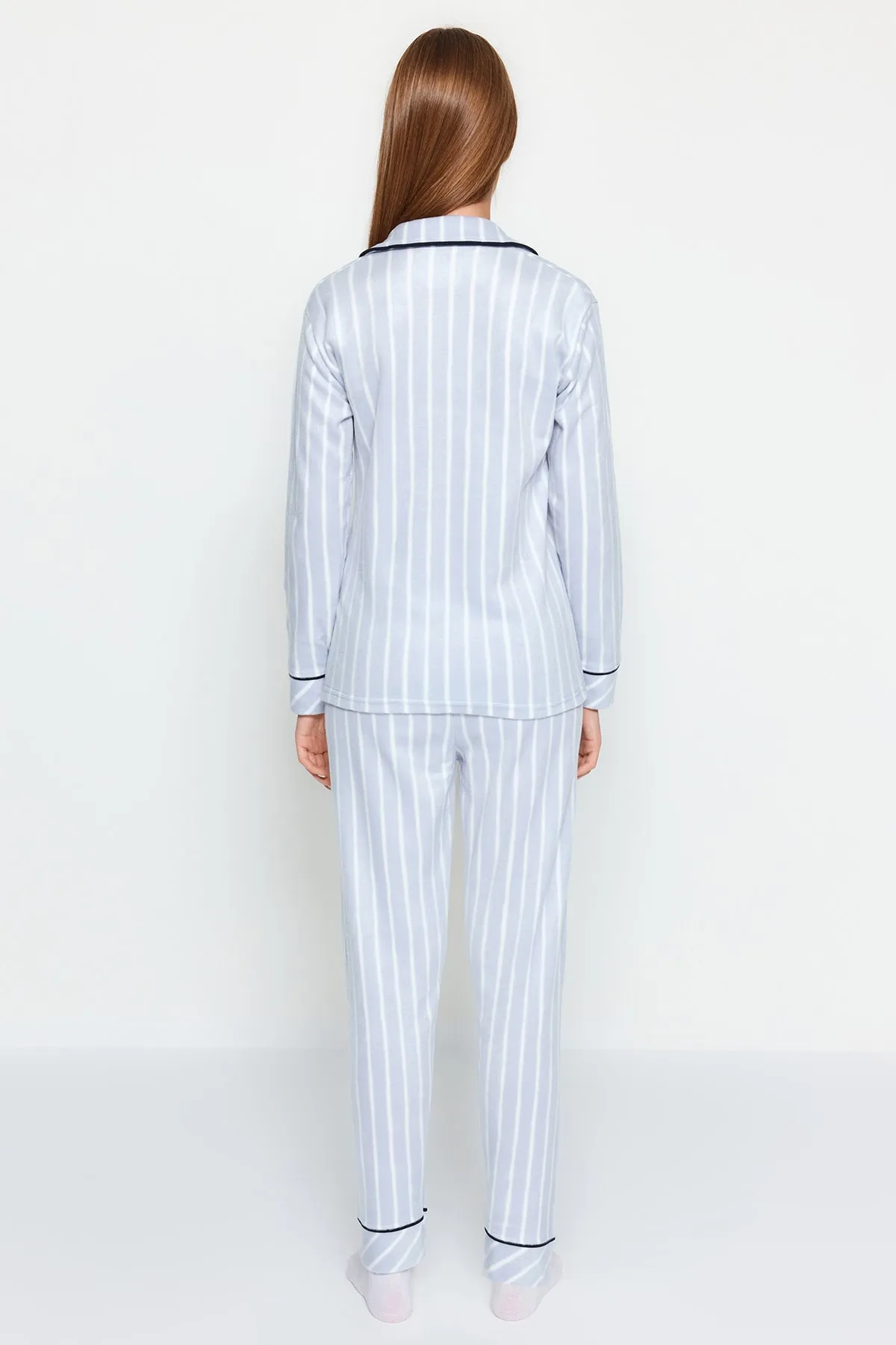 Trendyol Collection  Blau gestreiftes, mit Paspeln versehenes, detailliertes Schlafband-Strickpyjama-Set THMAW22PT0360