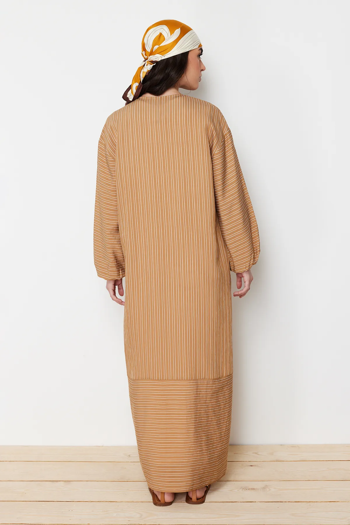 Trendyol Modest  Kamellange, gestreifte, gewebte Mütze in Leinenoptik & Ferace & Abaya TCTSS24KF00003