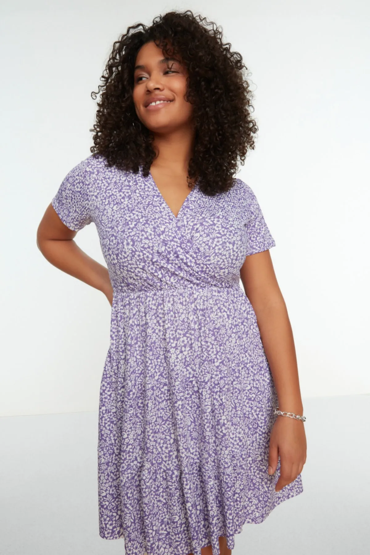 Trendyol Curve  Lilafarbenes Strickkleid mit V-Ausschnitt und Blumenmuster TBBSS22EL1638