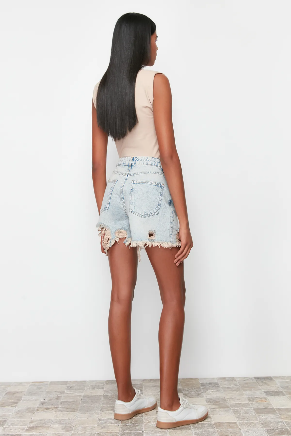 Trendyol Collection  Blaue zerrissene Jeansshorts und Bermuda TWOSS24SR00073