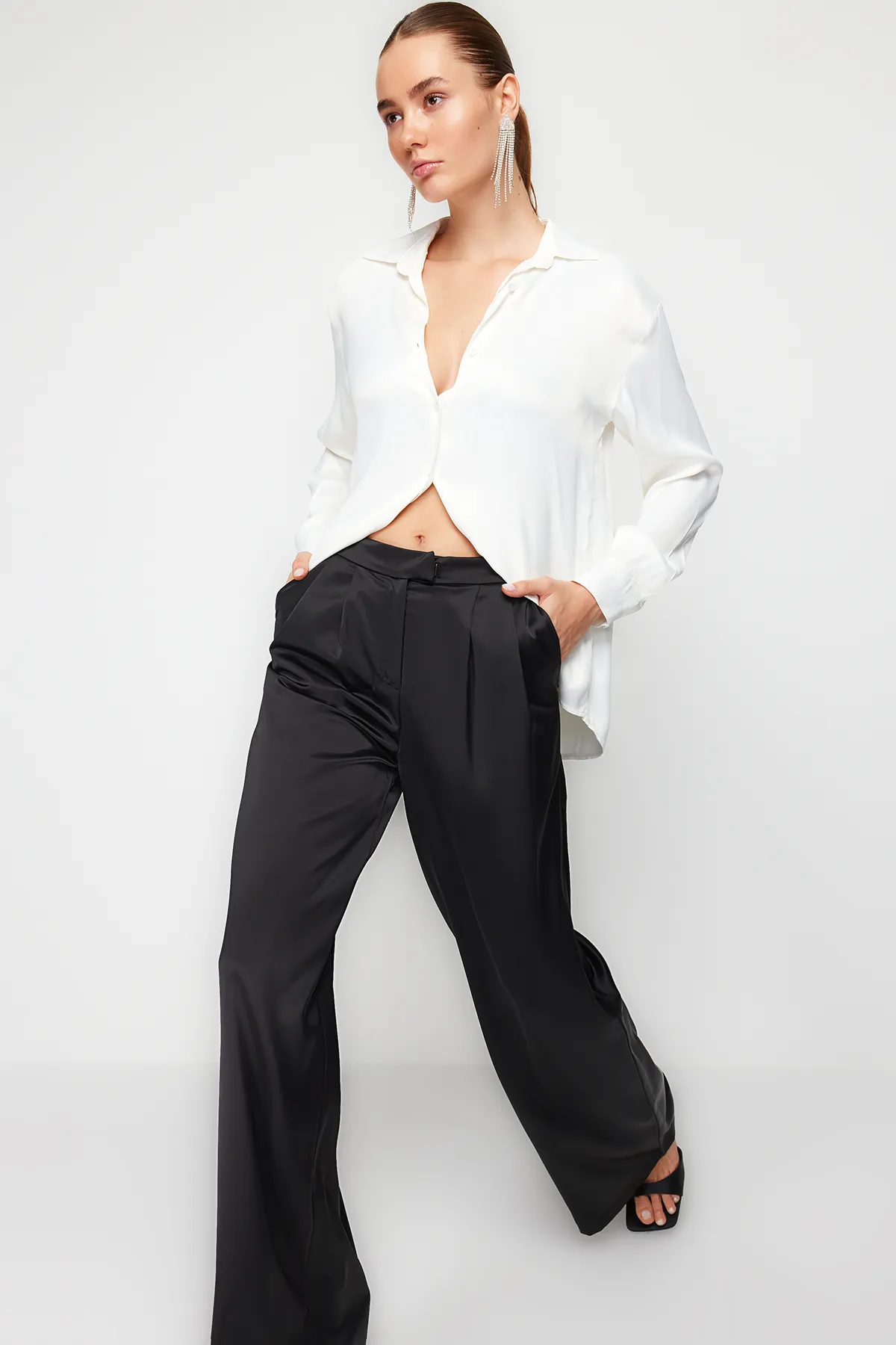 Trendyol Collection  Schwarze Satinhose mit weitem Bein