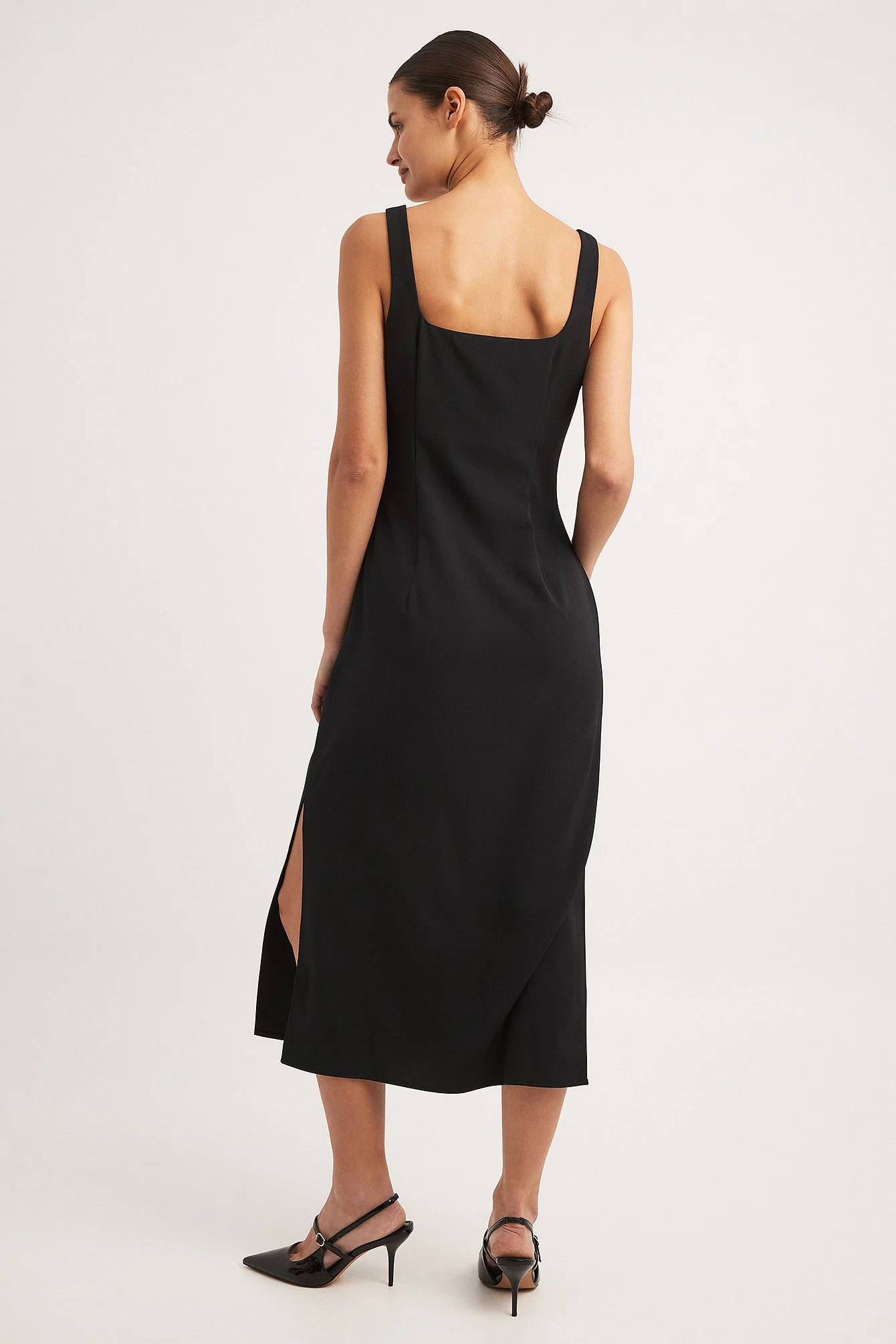 Eng anliegendes Midikleid mit eckigem Ausschnitt