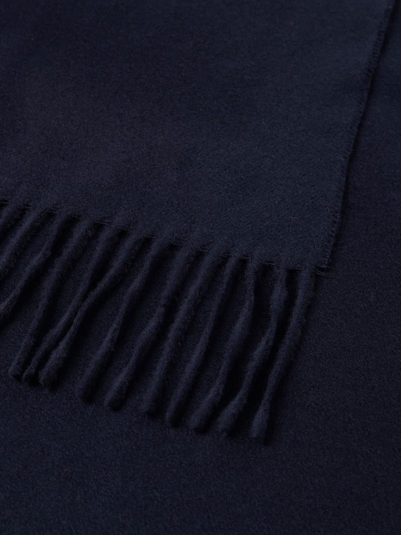 Schal mit ausgefransten Abschlüssen in marineblau