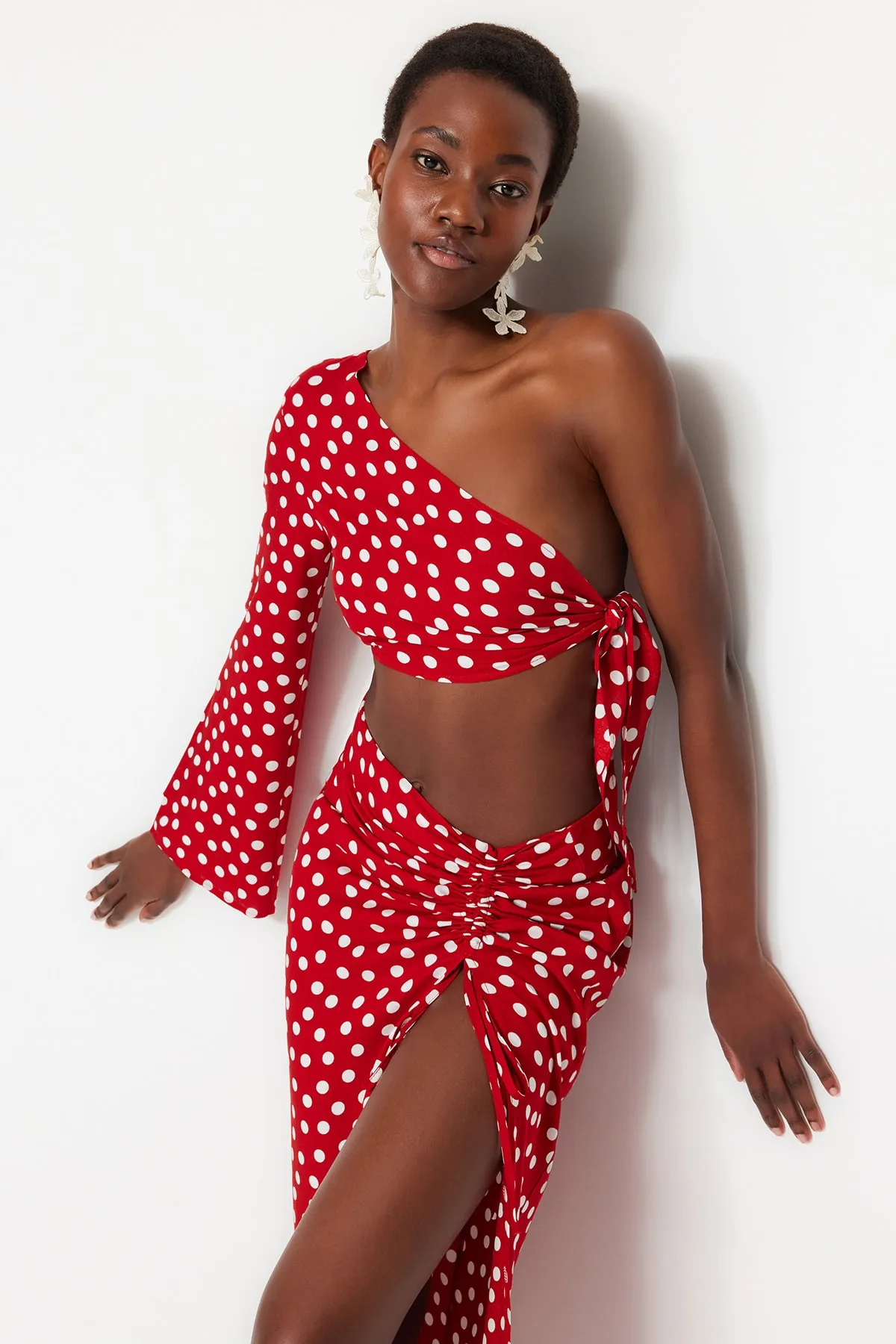 Trendyol Collection  Gewebtes Blusen-Rock-Set mit gepunktetem Punktmuster und Schlitz, einzelne Schulter, TBESS23AU00086