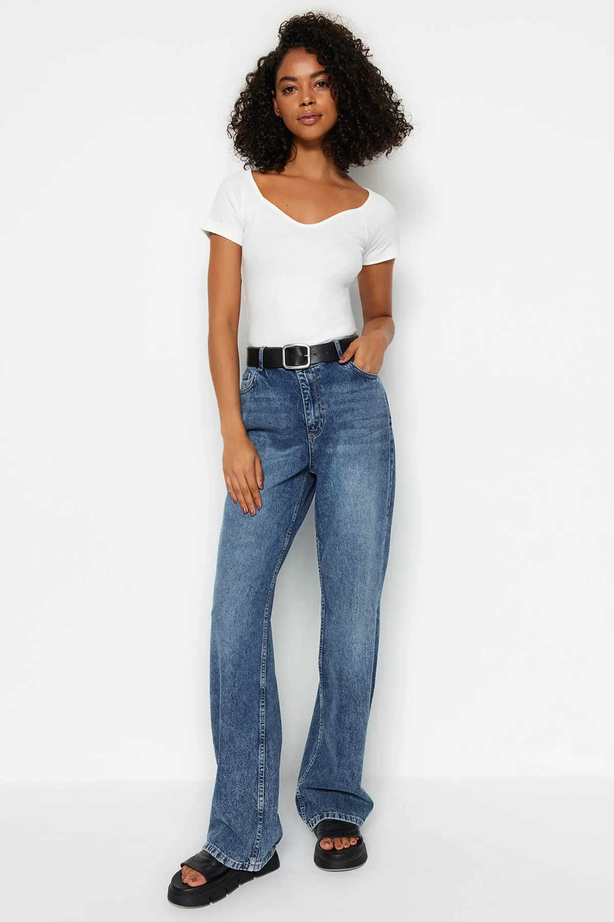 Trendyol Collection  Weiße, taillierte Strickbluse aus Baumwollstretch TWOSS21BZ0579