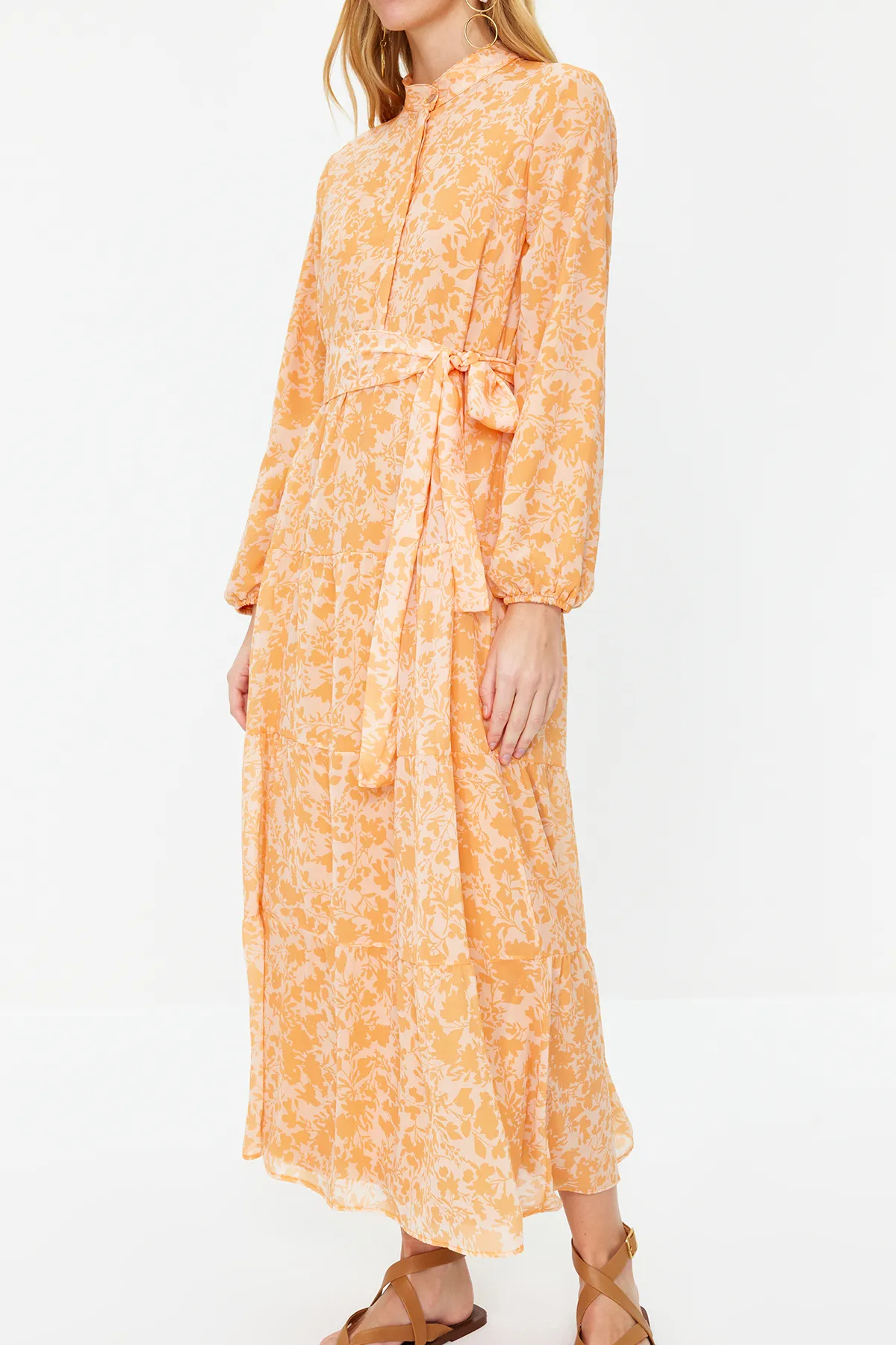 Trendyol Modest  Hellorange gemustertes Chiffon-Webkleid mit hohem Kragen und gefüttertem Gürtel TCTSS21EL3346