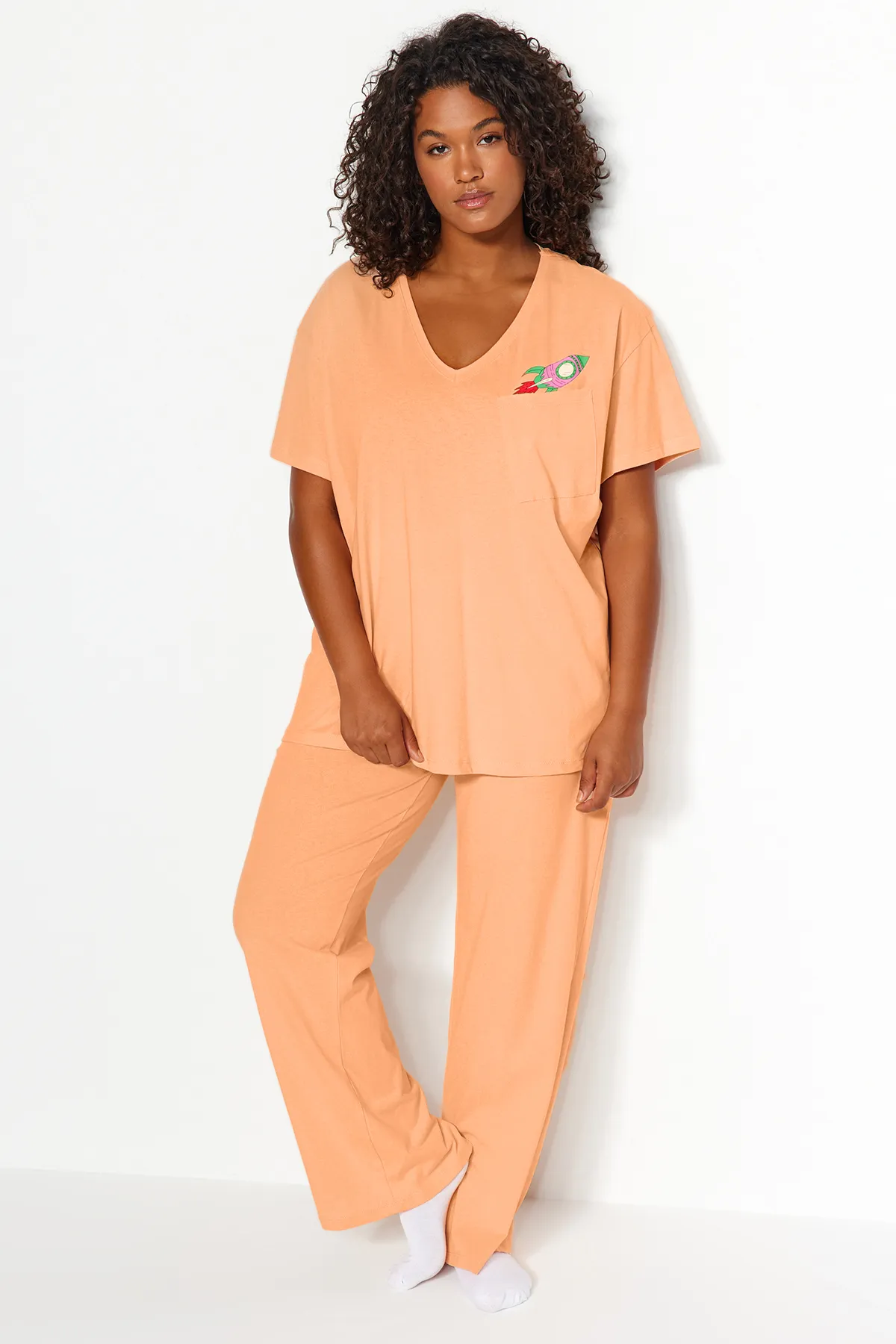 Trendyol Curve  Lachsfarben bedrucktes, gestricktes Pyjama-Set mit Taschen und Details TBBAW24AI00004