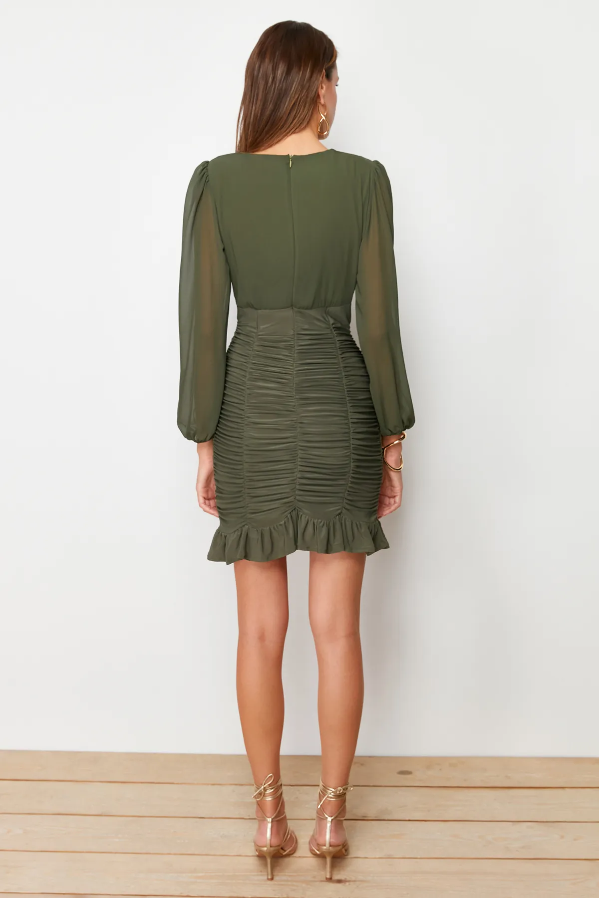 Trendyol Collection  Khakifarbenes, figurbetontes, gewebtes Minikleid mit V-Ausschnitt TWOAW23EL01044