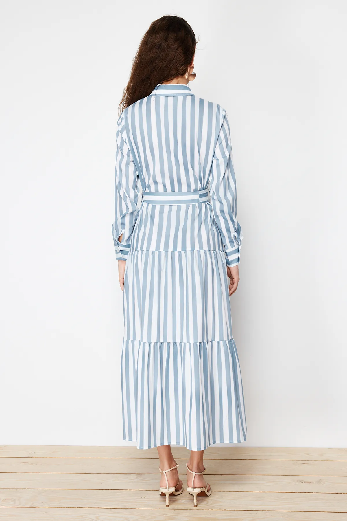 Trendyol Modest  Blaues, gewebtes Kleid mit Hemdkragen und gestreiftem Gürtel TCTSS24EB00150