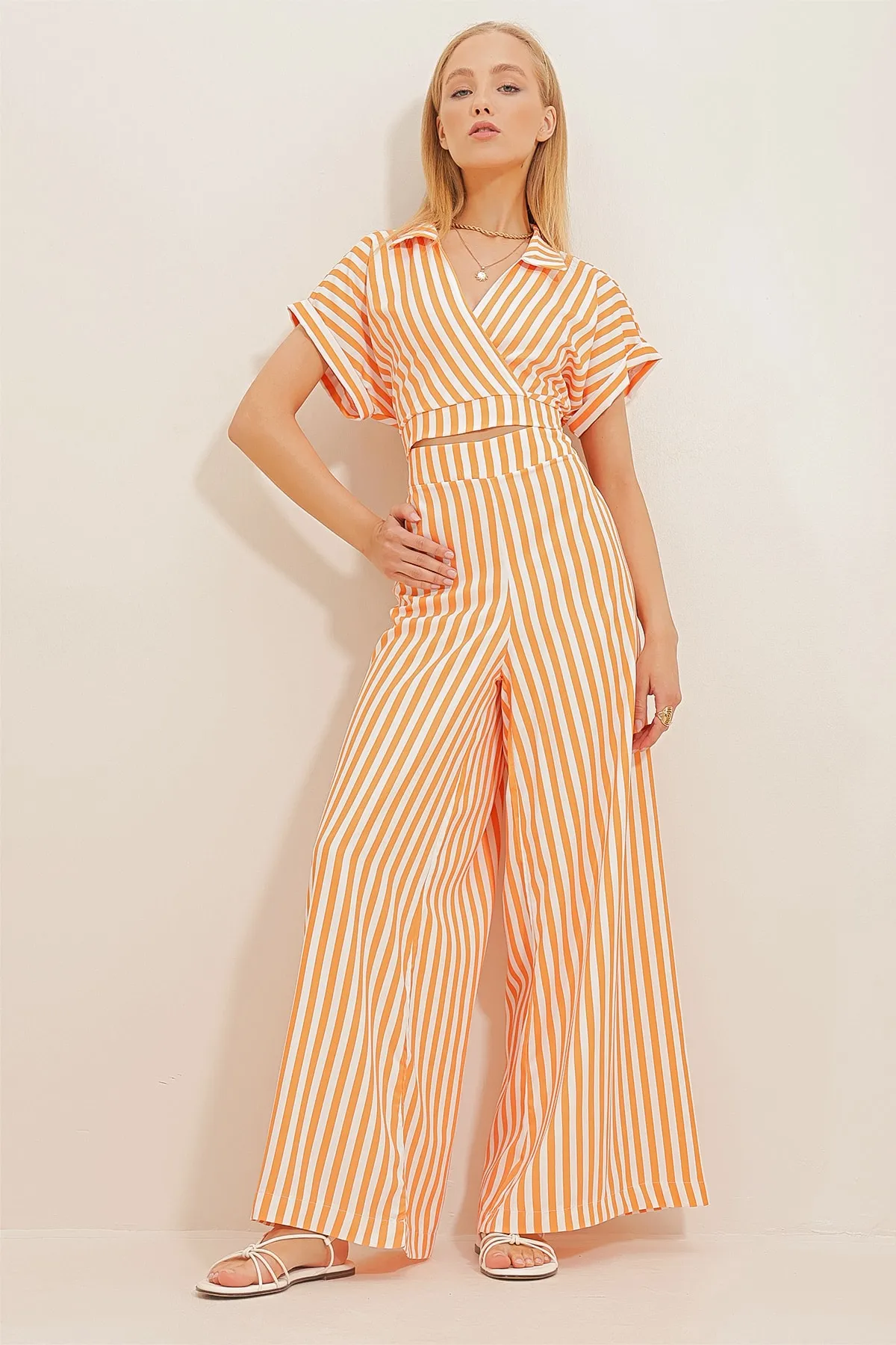 Trend Alaçatı Stili  Orangefarbenes Damen-Set aus Bluse und Hose mit zweireihigem Kragen und Streifenmuster ALC-X10588