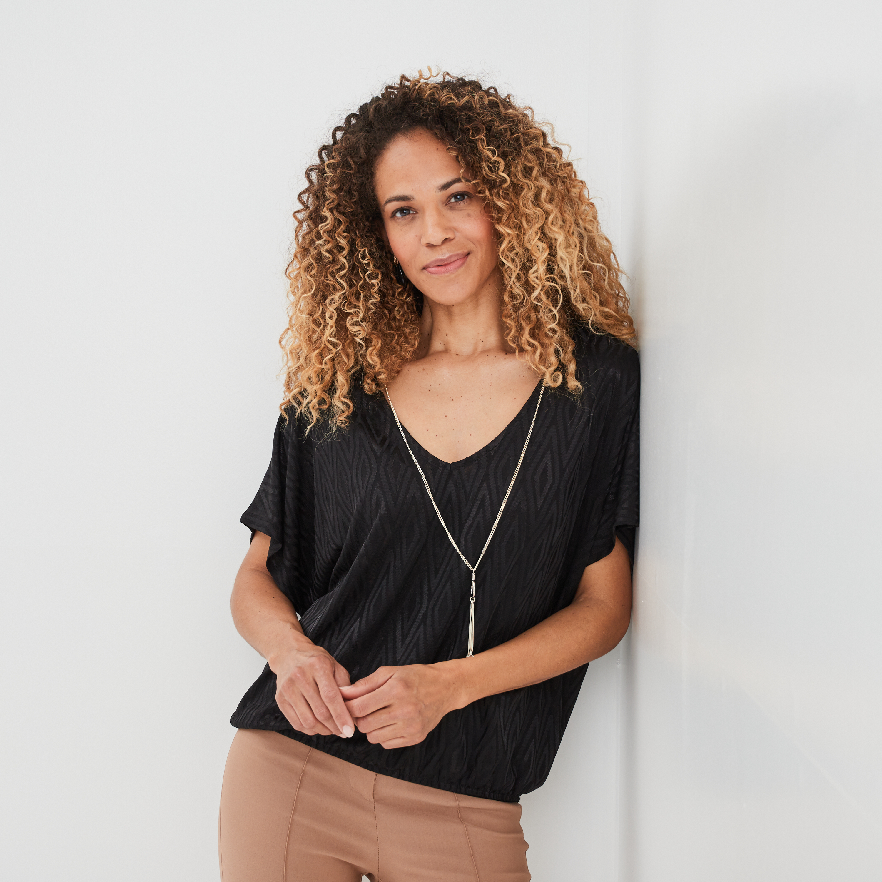 T-shirt col en V bijou Mosquitos noir femme | La Halle