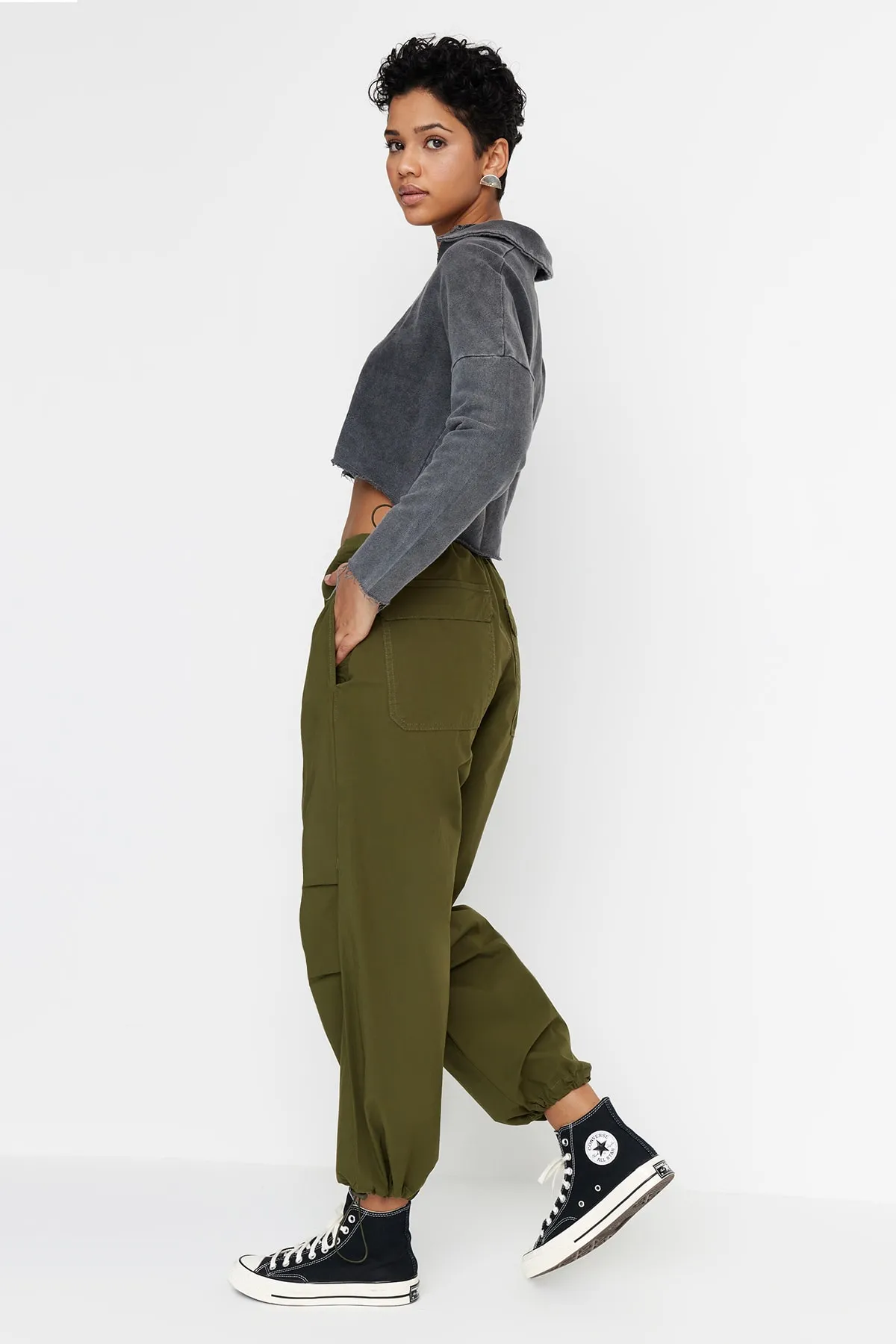 Trendyol Collection  Khakifarbene Fallschirmhose mit Stopper und normaler Taille TWOAW23JE00738