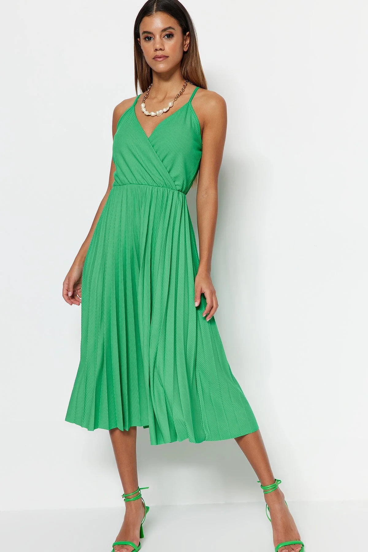 Trendyol Collection  Grünes Midi-Kleid mit offener Taille/Skater, zweireihig, plissiert, dehnbar, Strickkleid TWOSS20EL2729