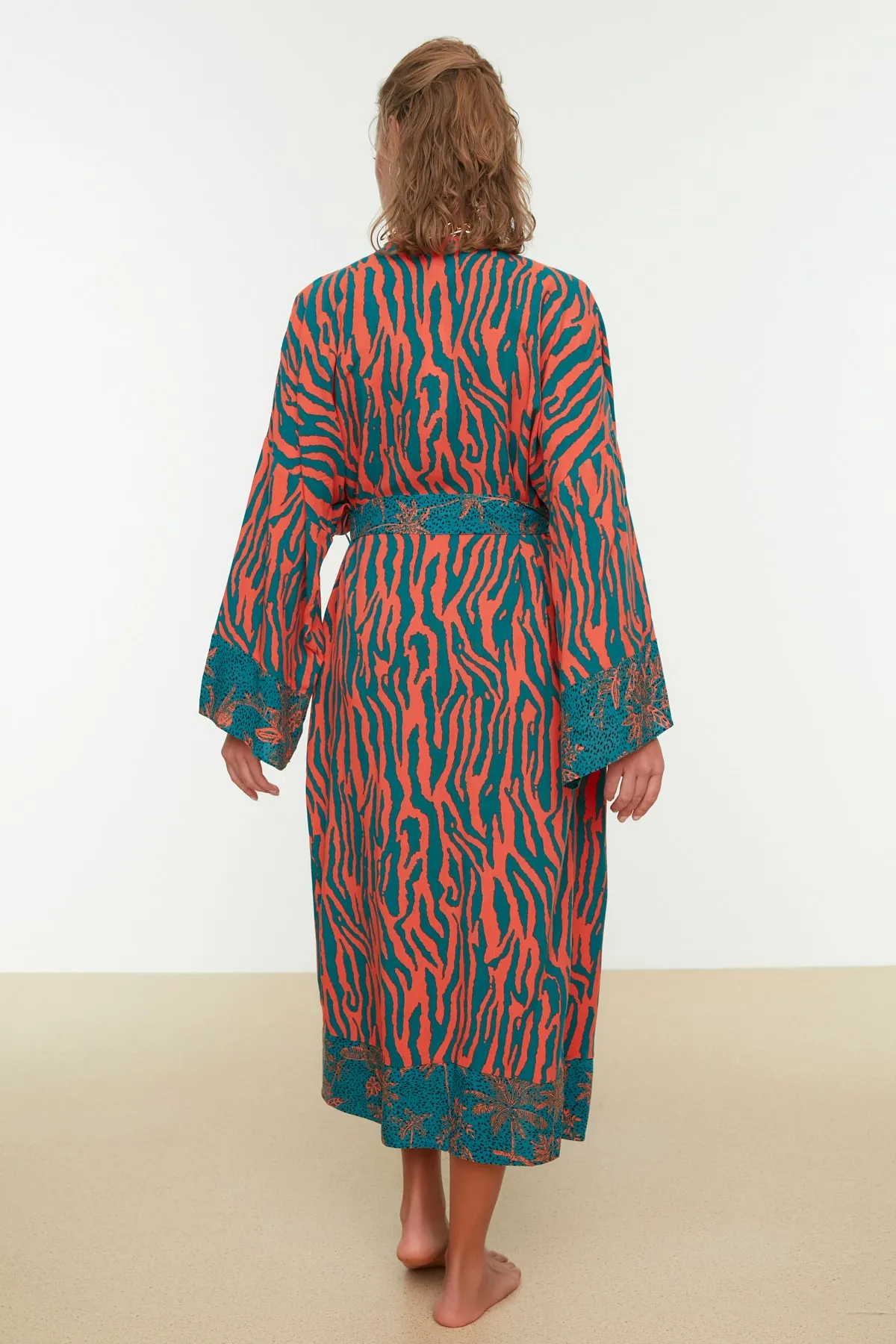 Trendyol Collection  Gewebter Maxi-Kimono und Kaftan mit Tiermuster und Gürtel TBESS21KM0171