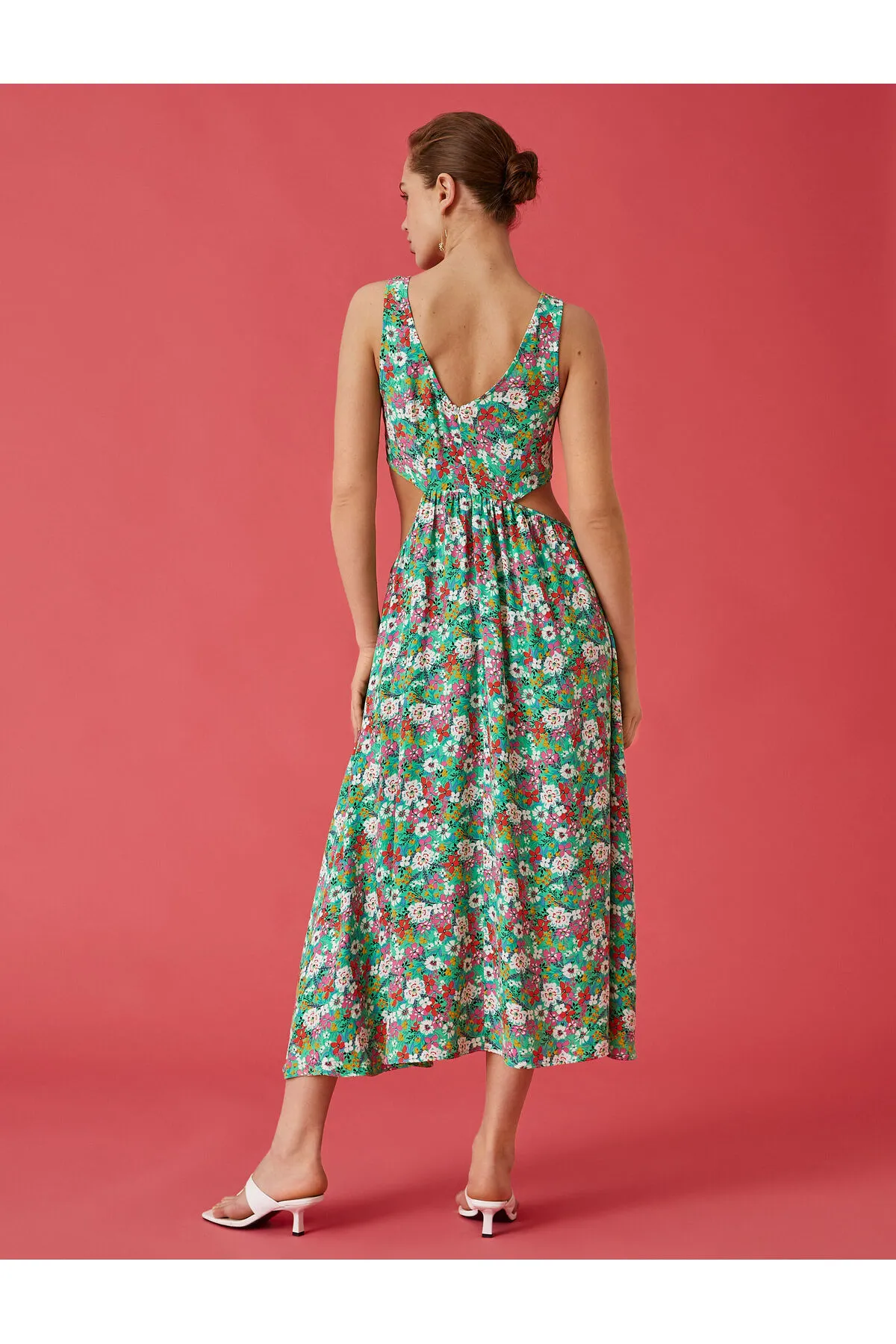 Koton  Langes Blumenkleid mit dicken Trägern und Fensterdetail
