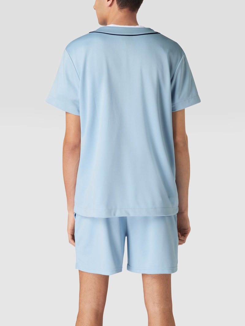 T-Shirt mit Label-Applikation in hellblau