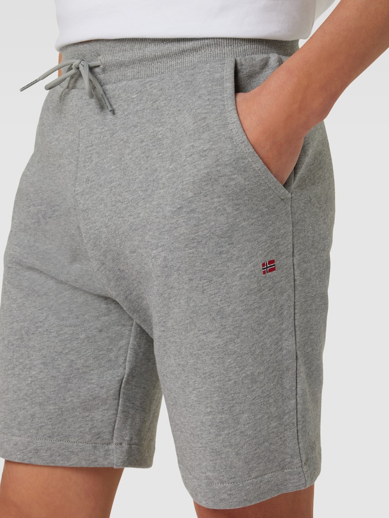 Sweatshorts mit Logo-Stitching in mittelgrau