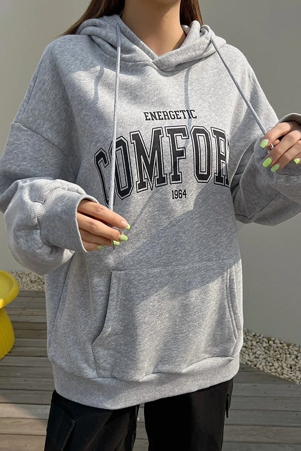 MODAGEN  Unisex-Sweatshirt in Grau mit bequemem Aufdruck und Kapuze in Übergröße