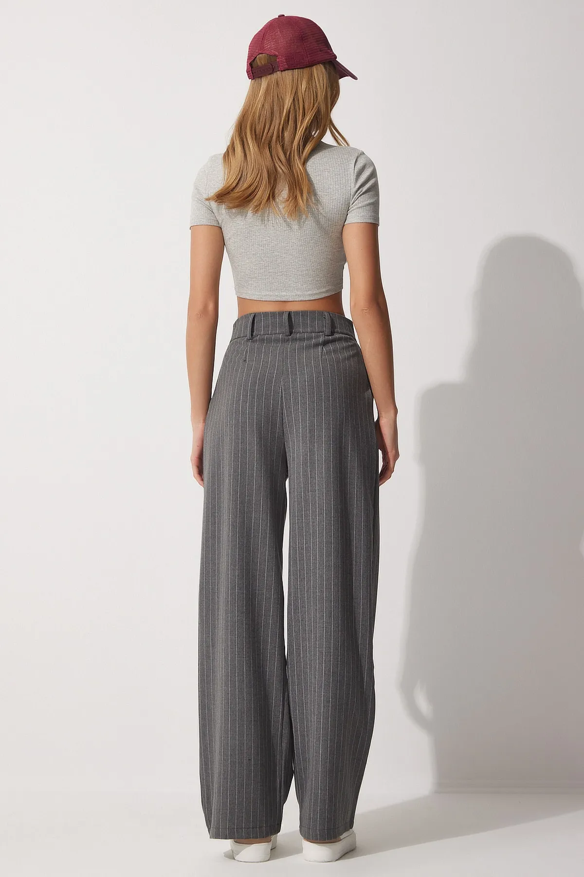Happiness İstanbul  Graue, dünn gestreifte Darts-Hose mit weitem Bein für Damen HF00416
