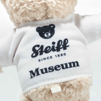 Anhänger Museumsbär Ben mit Elefäntle T-Shirt, 12 cm, beige