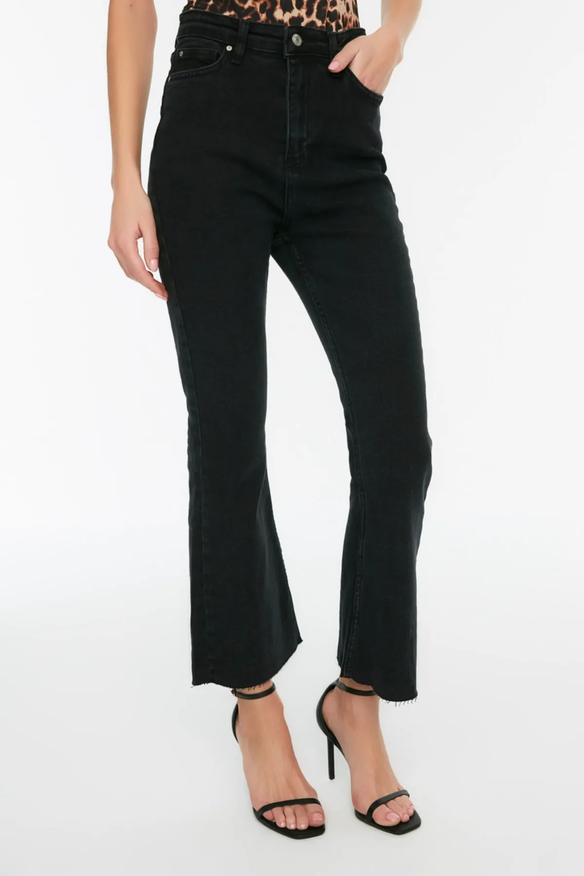 Trendyol Collection  Anthrazitfarbene High Waist Crop Flare Jeans TWOAW21JE0159