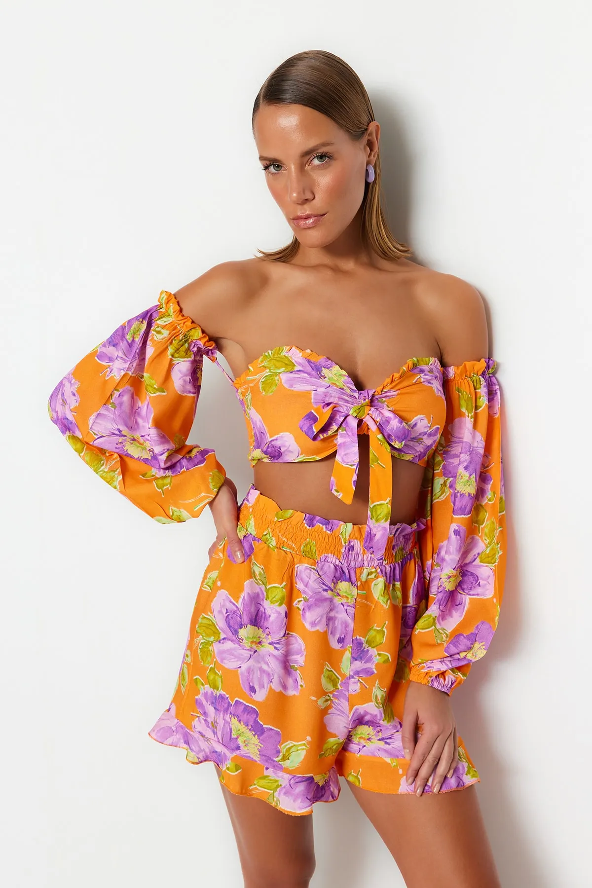 Trendyol Collection  Gewebtes Set mit Bluse und Shorts mit Blumenmuster und Bindeband TBESS22AU0016