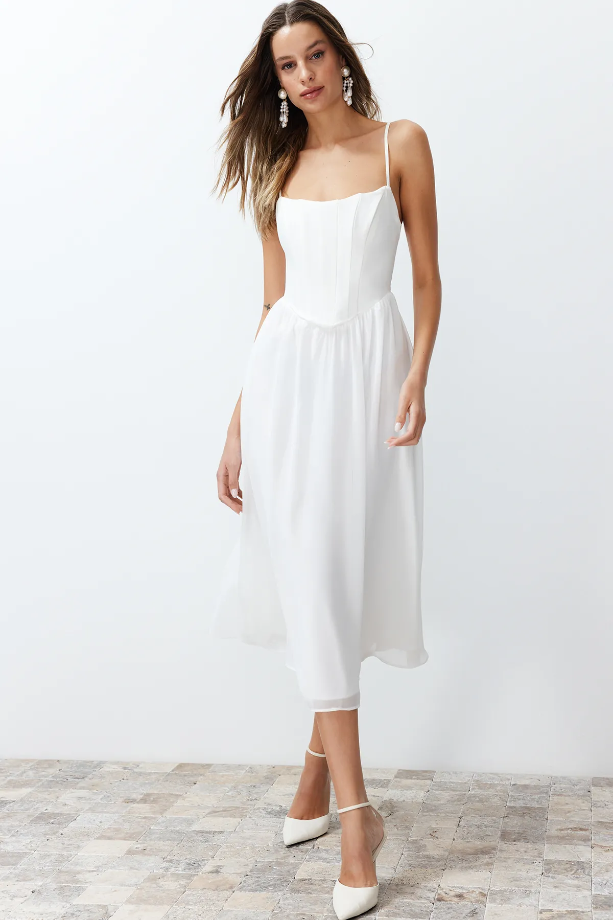 Trendyol Collection  Weißes Taillenöffnungs-/Skater-Futter, Korsett, detailliertes Tüll-Elegantes Abendkleid TPRSS24EL00041