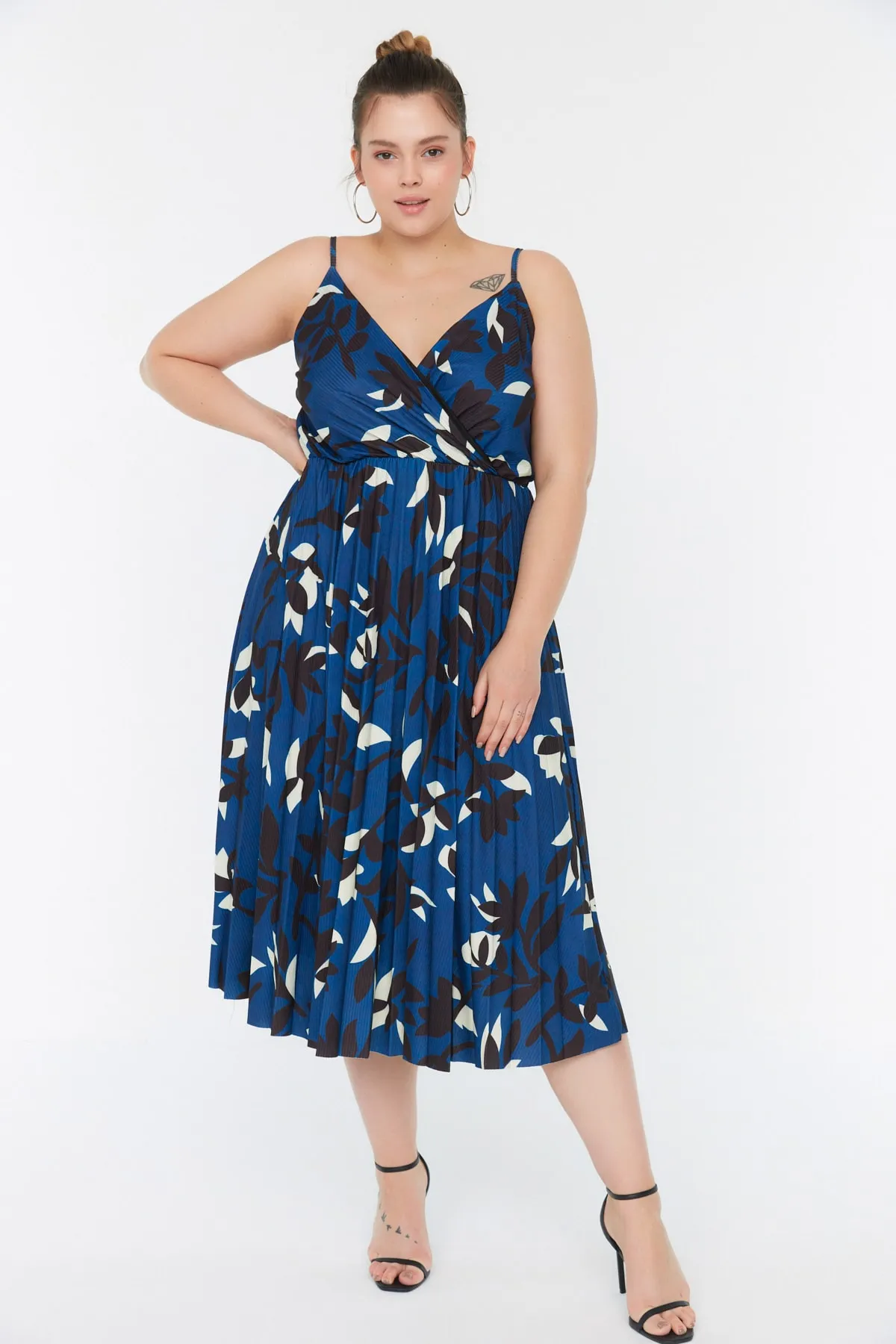 Trendyol Curve  Blaues A-Linien-Strickkleid mit zweireihigem Kragen und Blumenmuster TBBSS22AH00000