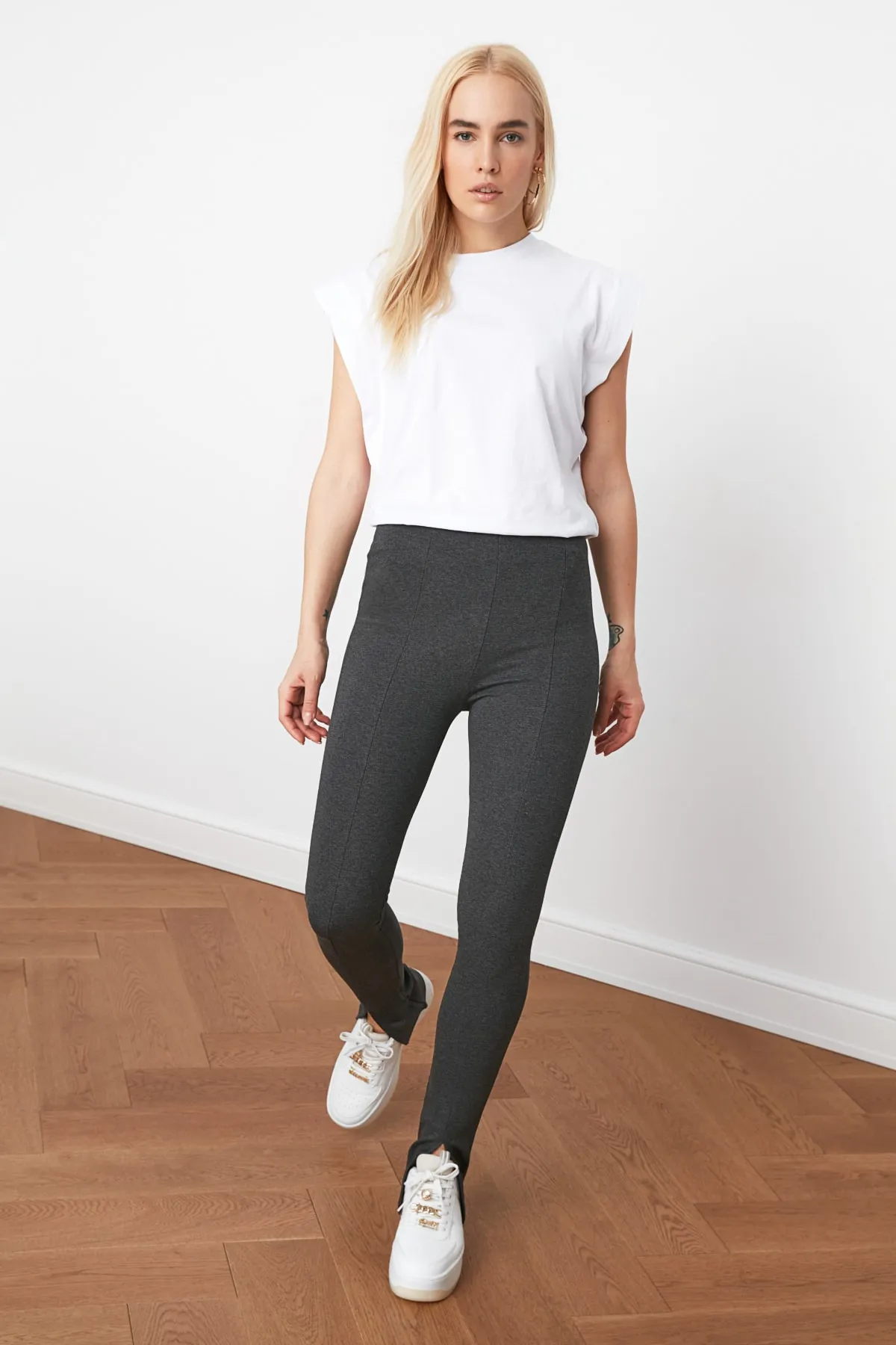 Trendyol Collection  Anthrazitfarbene Interlock-Strick-Leggings mit hoher Taille und geschlitzten Beinen TWOAW21PL0263