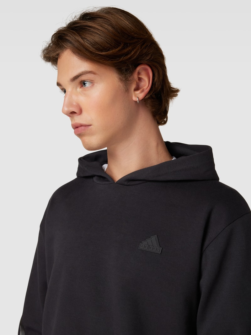 Hoodie mit Label-Patch in schwarz