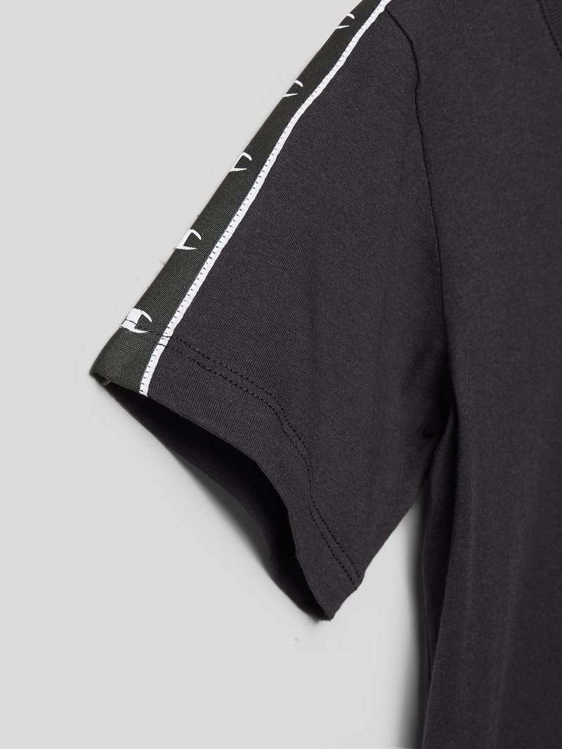 T-Shirt mit Label-Details in schwarz