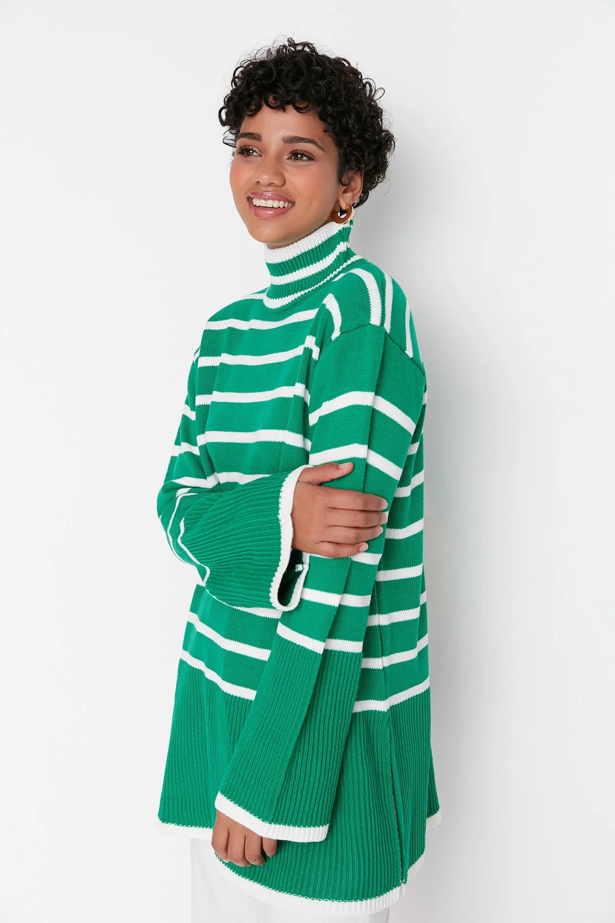 Trendyol Modest  Grün gestreifter Strickpullover TCTAW23AK00016