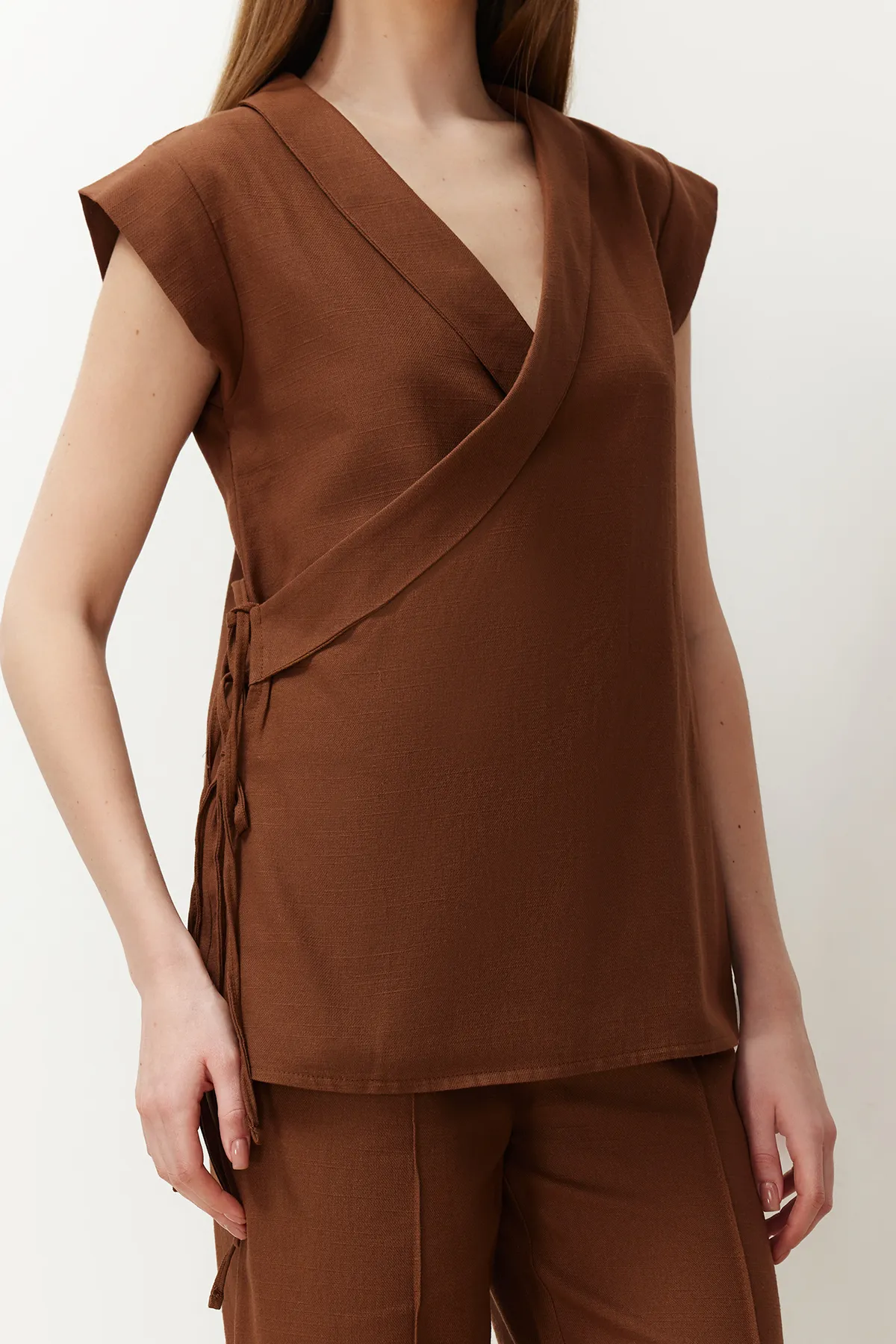 Trendyol Collection  Braunes, zweireihiges Krawatten-Set mit gewebtem Oberteil und Unterteil TWOSS24AU00039