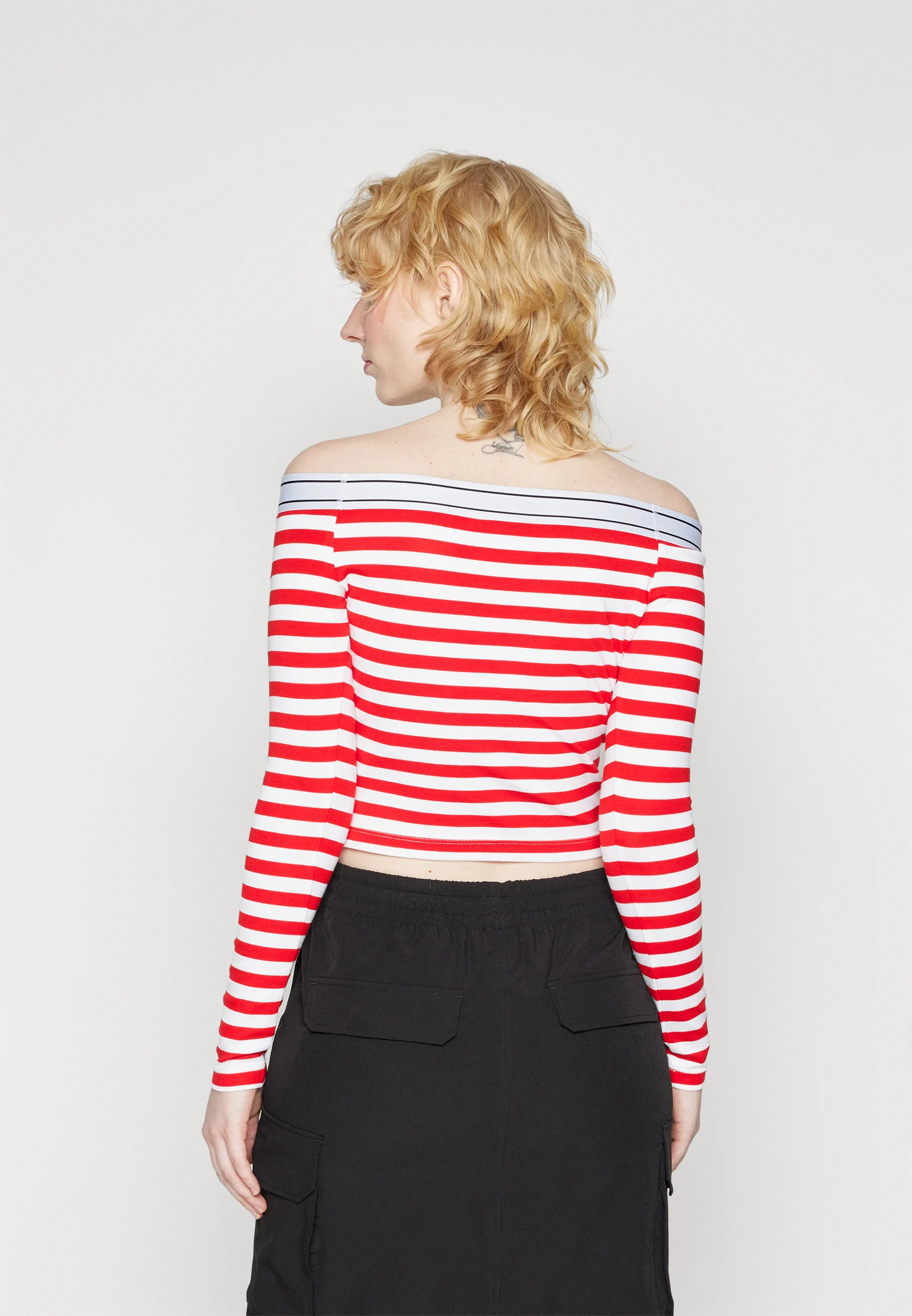 Camiseta de manga larga con cinta con el logotipo de Tommy Jeans y hombros descubiertos