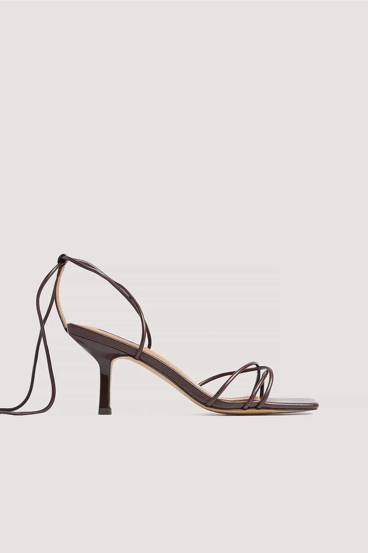 NA-KD  Niedrige Stiletto-Pumps mit Fesselriemchen