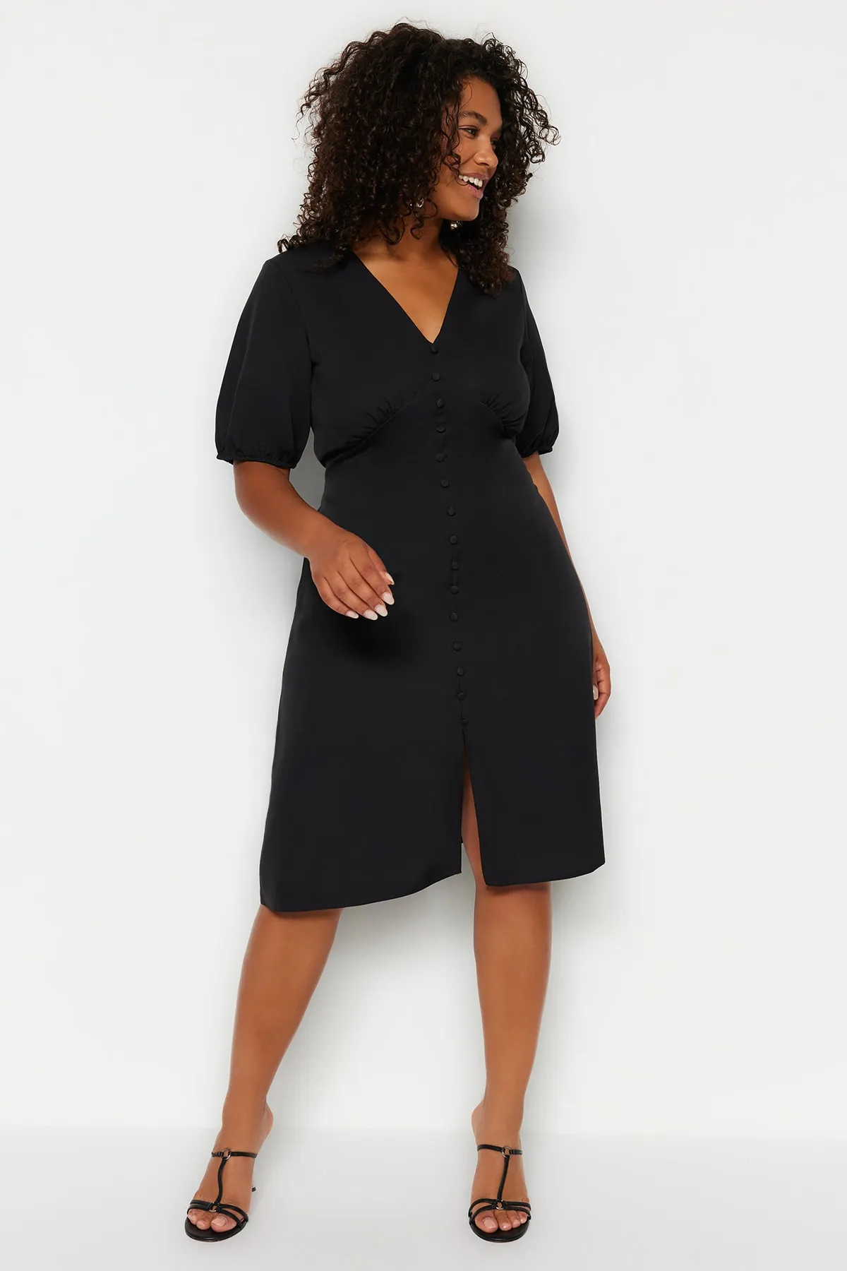 Trendyol Curve  Schwarzes, geknöpftes, gewebtes Kleid mit Schlitz und detailliertem Schnitt TBSSS23AH00257