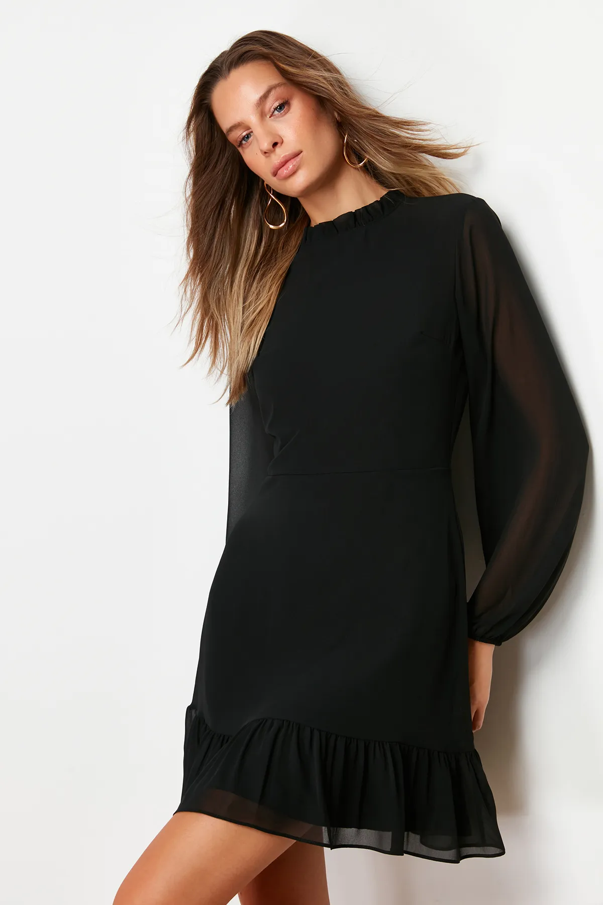 Trendyol Collection  Schwarzes A-Linien-Minikleid mit Rüschendetail und Stehkragen aus Chiffon mit Futter TWOAW24EL00722