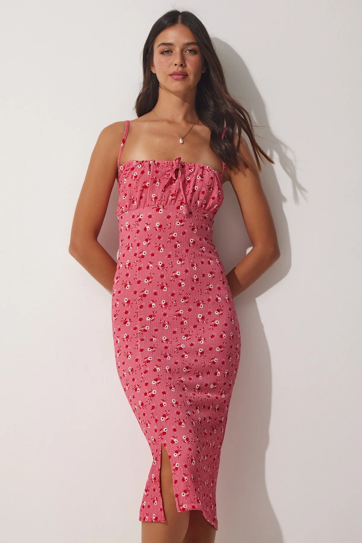 Happiness İstanbul  Damen-Sommerstrickkleid mit gerafftem Kragen und Blumenmuster in Rosa FF00124