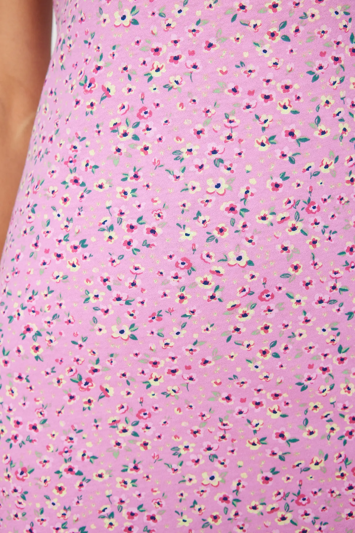 Trendyol Collection  Rosa-mehrfarbiges Strick-Nachthemd aus 100 % Baumwolle mit Blumenmuster und Kordelriemen THMSS24GC00001