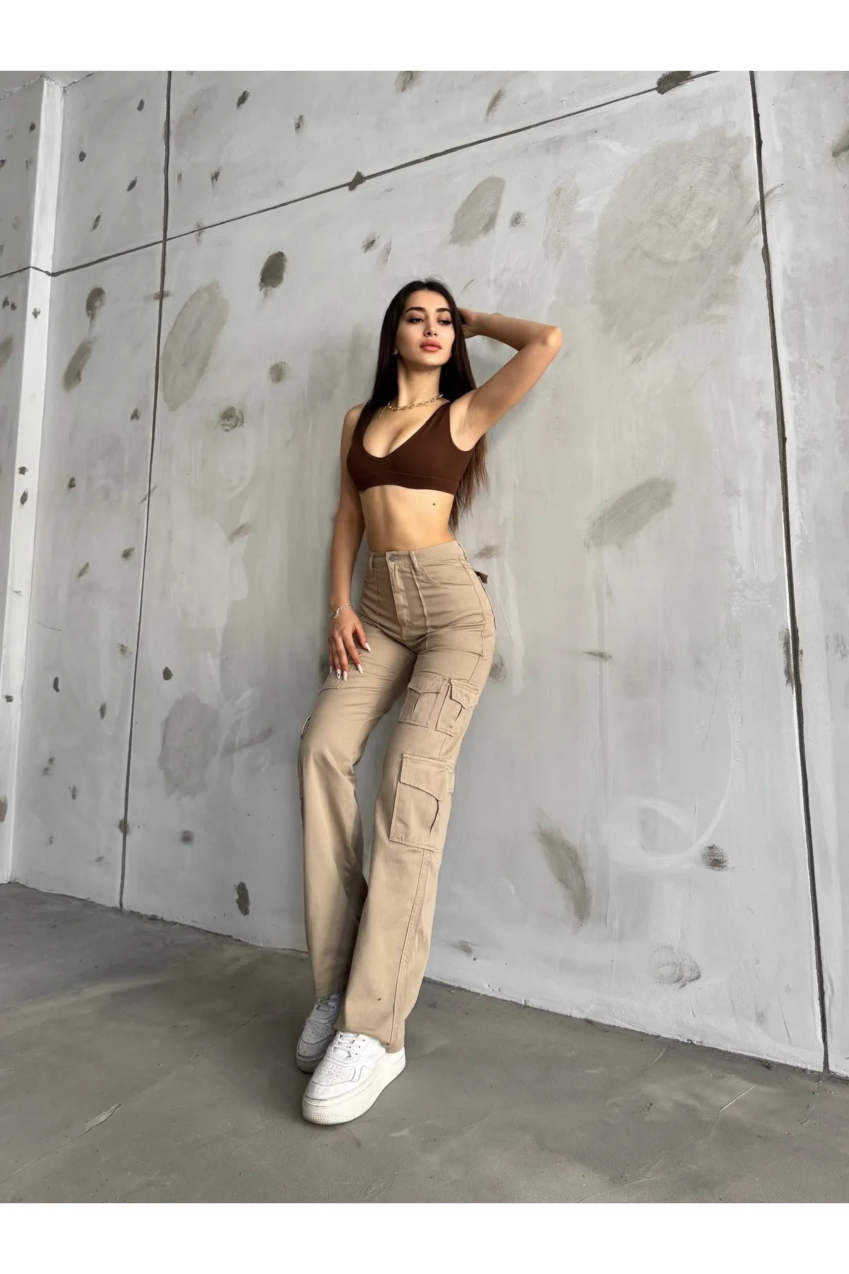 BİKELİFE  Beigefarbene Cargohose mit hoher Taille und mehreren Taschen und gerader Passform für Damen