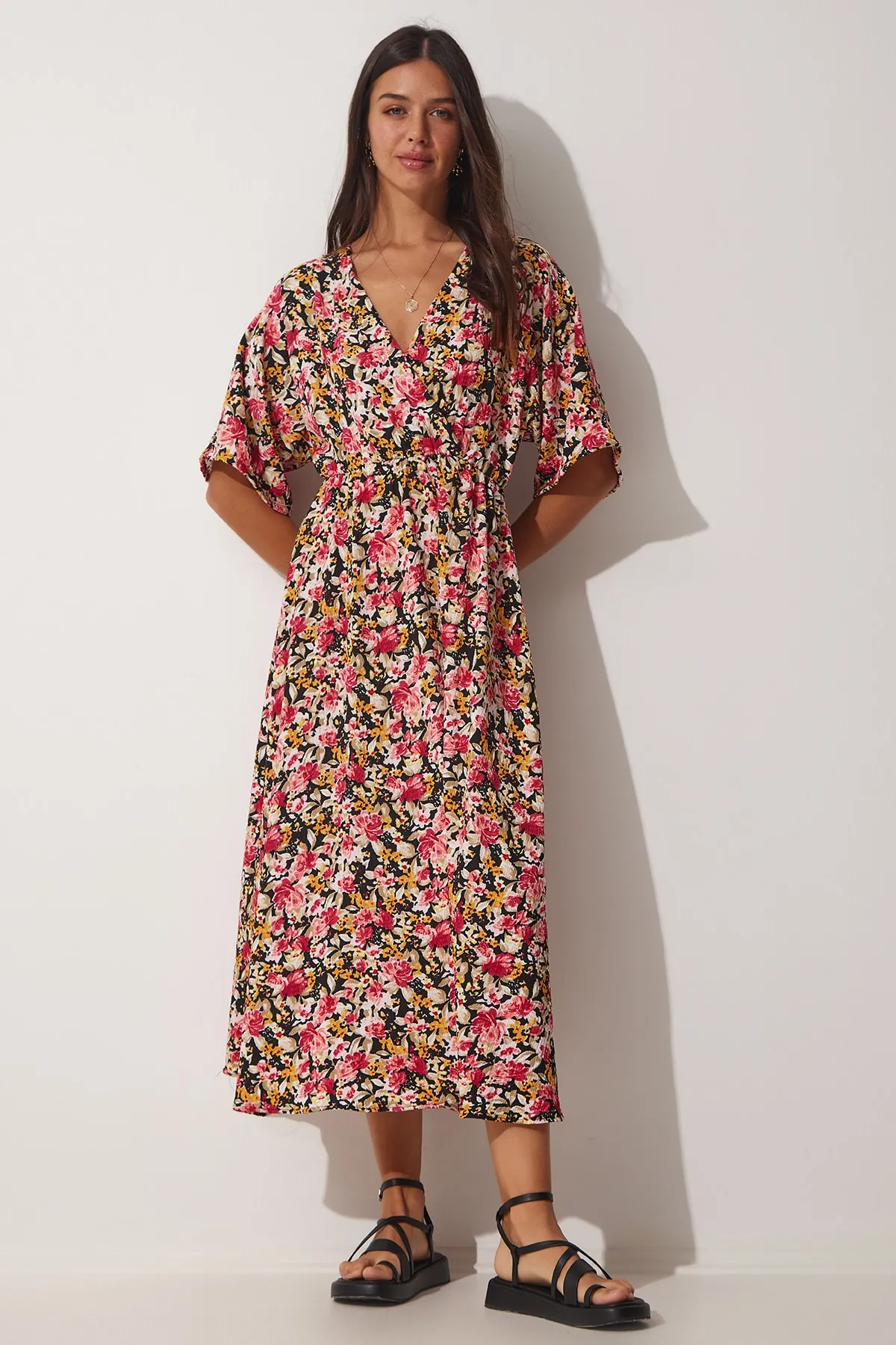 Happiness İstanbul  Loses Sommer-Strickkleid mit Wickelkragen für Damen in Rosa und Schwarz mit Blumenmuster DK00158