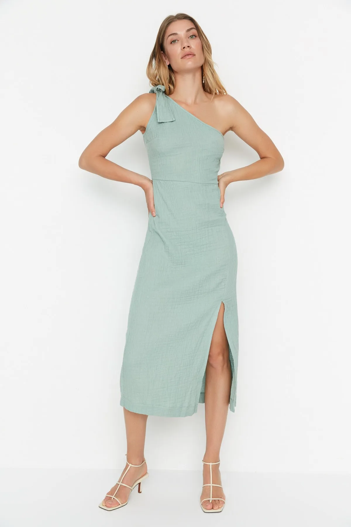 Trendyol Collection  Grünes, geschlitztes One-Shoulder-Musselin-Webkleid