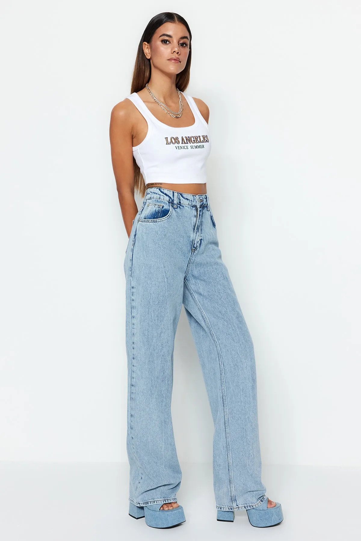 Trendyol Collection  Hellblaue Jeans aus Premium-Lyocell mit hoher Taille und weitem Bein TWOSS23JE00086