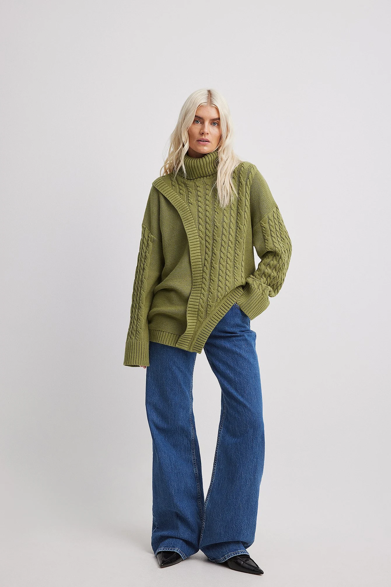 Asymmetrischer Strickpullover mit Zopfmuster