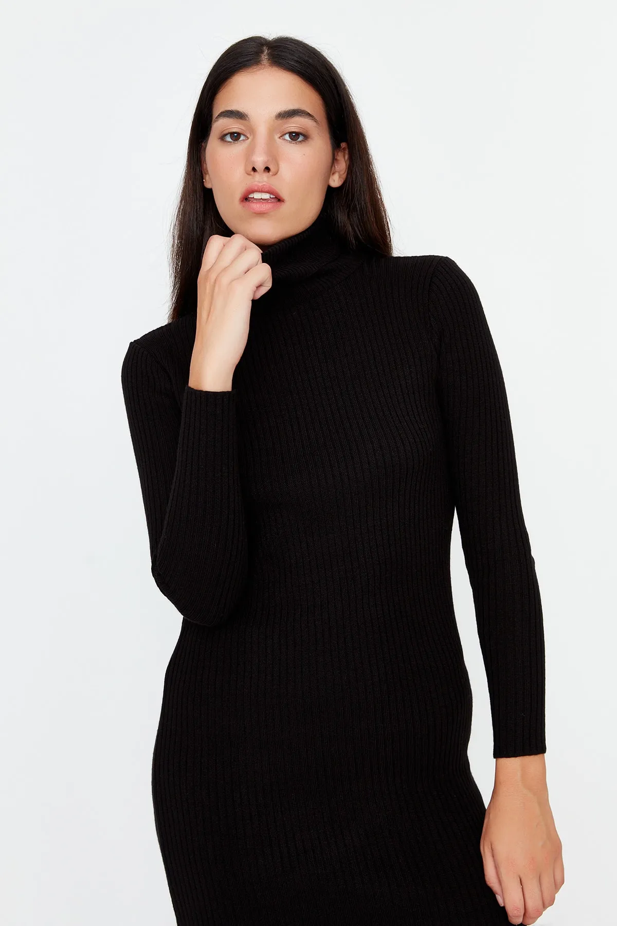 Trendyol Collection  Schwarzes Strickkleid mit Rollkragen und Schlitz und detailliertem Strickmuster TWOAW23EL00662